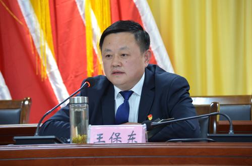 以會(huì )代課擰緊安全螺絲帽 在集團安全警示教育會(huì )上，王保東同志這樣說(shuō)