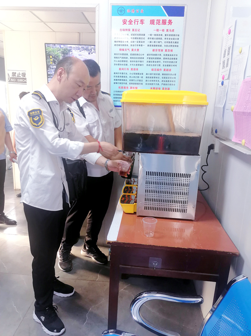 1625445466841399.jpg D 炎炎夏日送關(guān)愛(ài).jpg