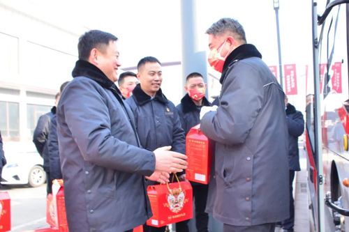 進(jìn)站點(diǎn)！集團領(lǐng)導與一線(xiàn)職工共度新春